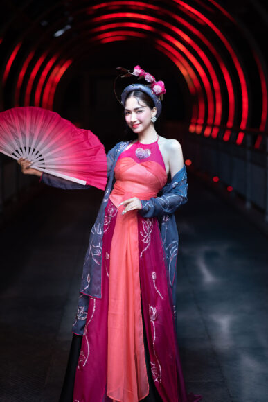 hình ảnh Thị Mầu Hòa Minzy xòe quạt đẹp, quyến rũ