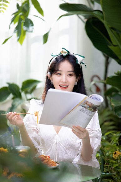 hình ảnh Triệu Lệ Dĩnh đọc kịch bản