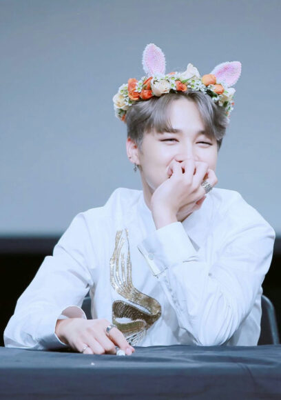 Hình Jimin dễ thương đội vòng hoa