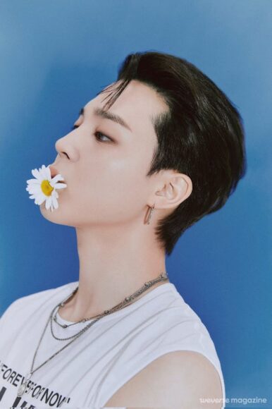 hình Jimin trong miệng ngậm hoa cúc
