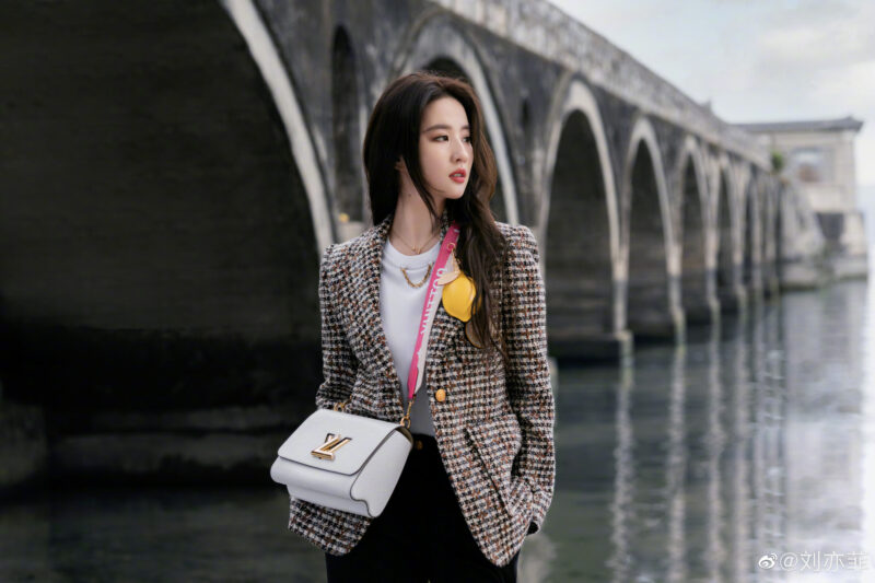 hình Lưu Diệc Phi chụp ảnh bên cầu