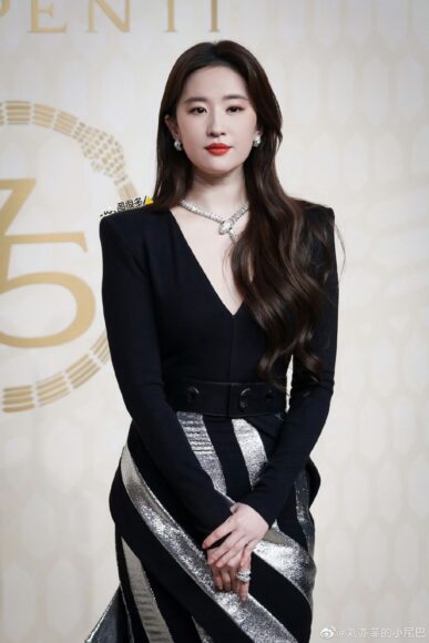 hình Lưu Diệc Phi mặc đồ đen thanh lịch
