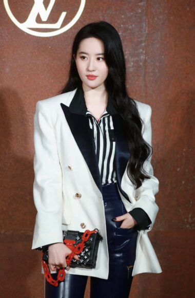 hình Lưu Diệc Phi mặc vest tại thảm đỏ