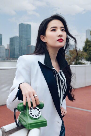 hình Lưu Diệc Phi mặc vest trắng