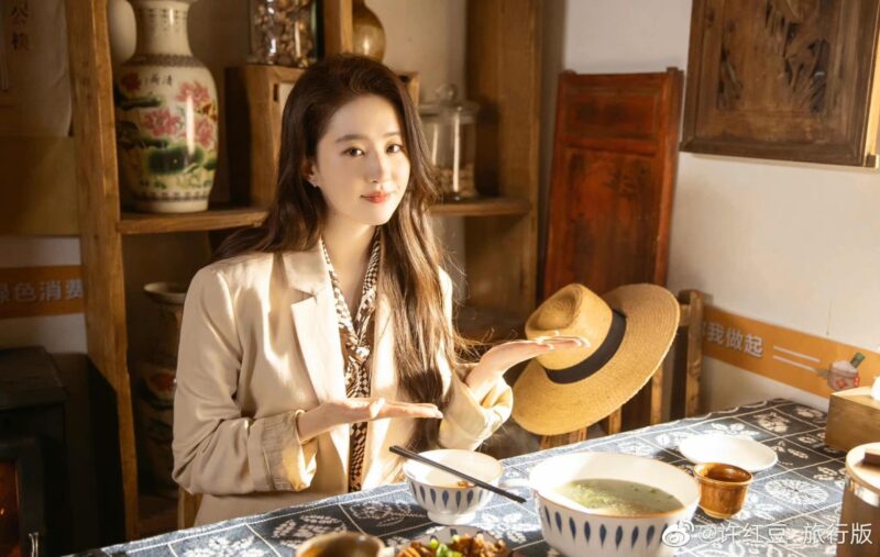 hình Lưu Diệc Phi ngồi ăn trưa