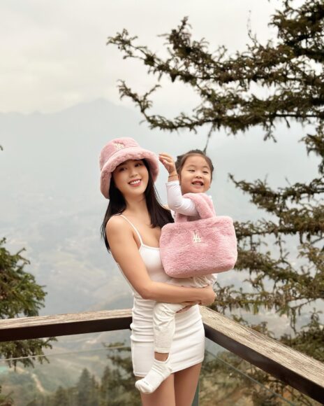 hình Ngọc Trinh bồng em bé