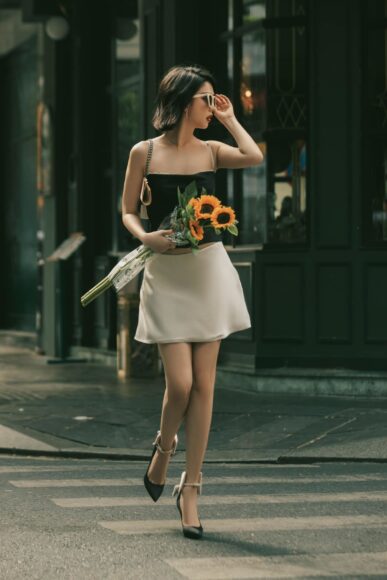 hình Ngọc Trinh cầm hoa hướng dương dạo phố