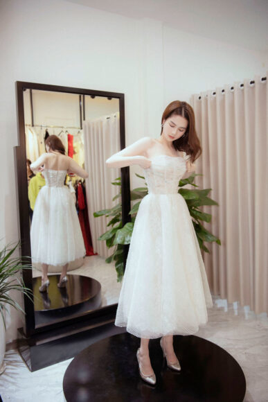 hình Ngọc Trinh đang thử váy