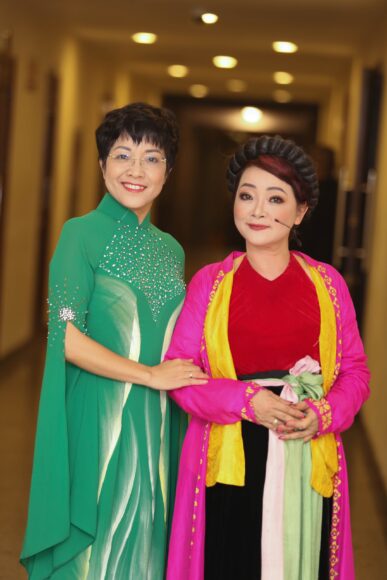 hình thị mầu chụp ảnh cùng mc Thảo Vân