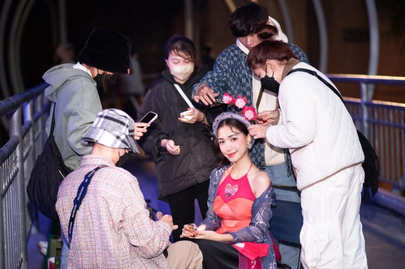 hình Thị Mầu Hòa Minzy được tổ ekip bao quanh chỉnh trang phục