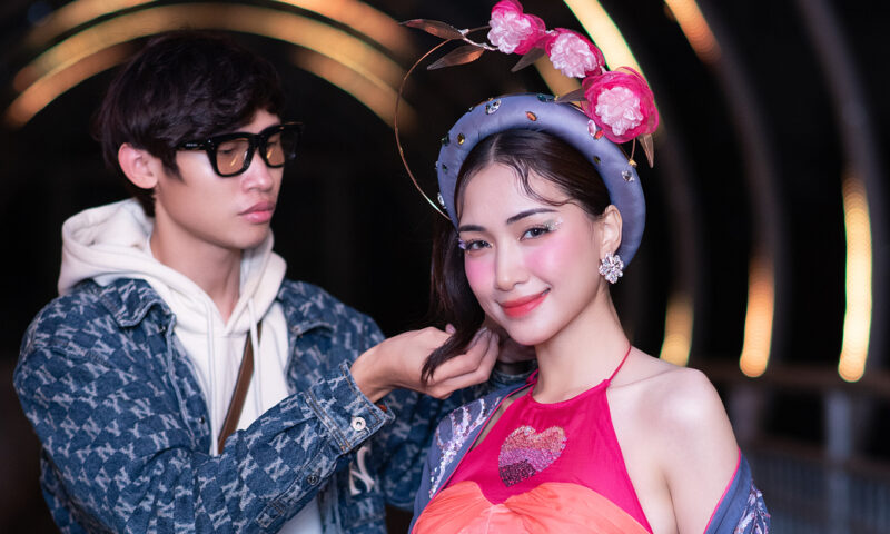 hình Thị Mầu Hòa Minzy được trợ lý chỉnh phụ kiện