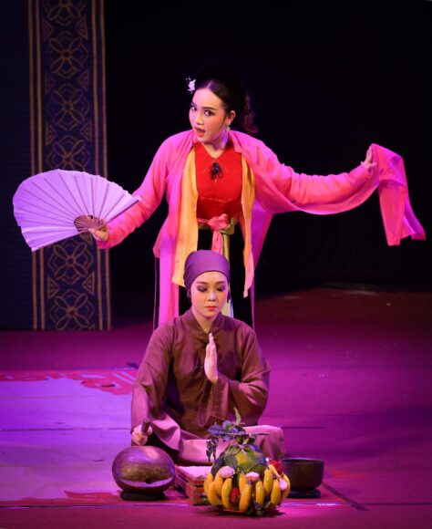 hình thị mầu múa quạt trêu ghẹo sư kính tâm