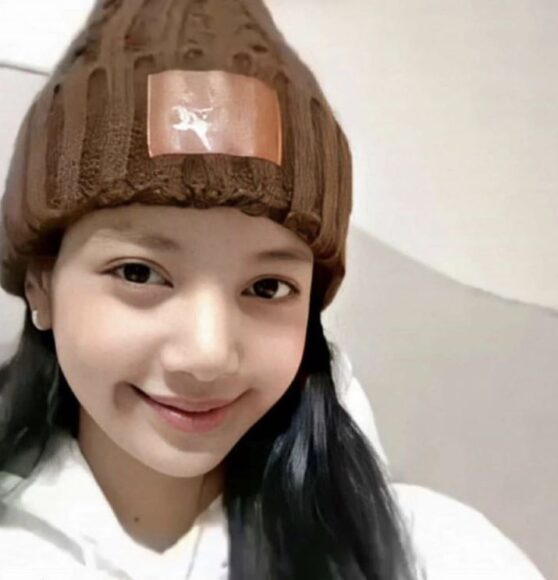 lisa mặt mộc đôi mũ len