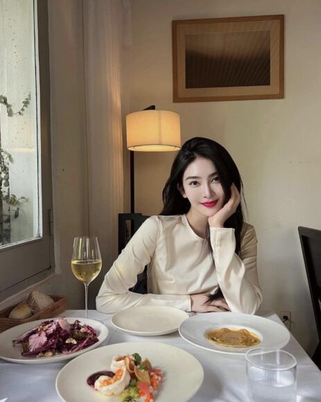 ảnh cô gái hot nhất hôm nay Trương Linh đi ăn nhà hàng