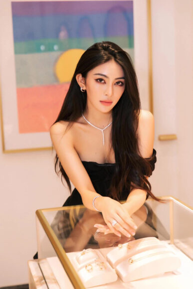ảnh cô gái hot nhất hôm nay- Trương Linh trong cửa hàng trang sức