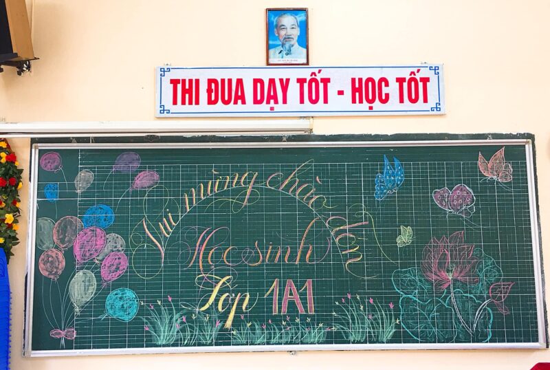 Mẫu trang trí bảng khai giảng chào đón học sinh lớp 1