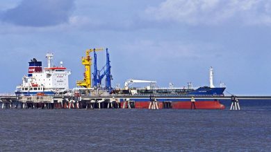 Việt Nam Đang Trả Giá Tại Cây Xăng Khi Căng Thẳng Ở Hormuz Giữ Giá Dầu Thế Giới Ở Mức Nóng Bỏng