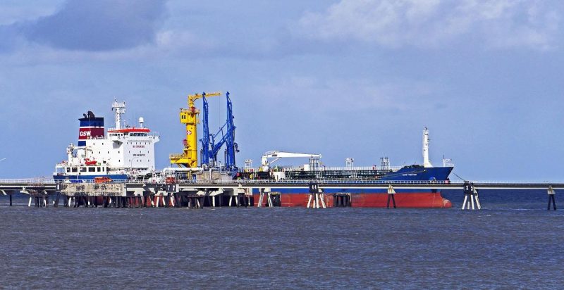 Việt Nam Đang Trả Giá Tại Cây Xăng Khi Căng Thẳng Ở Hormuz Giữ Giá Dầu Thế Giới Ở Mức Nóng Bỏng